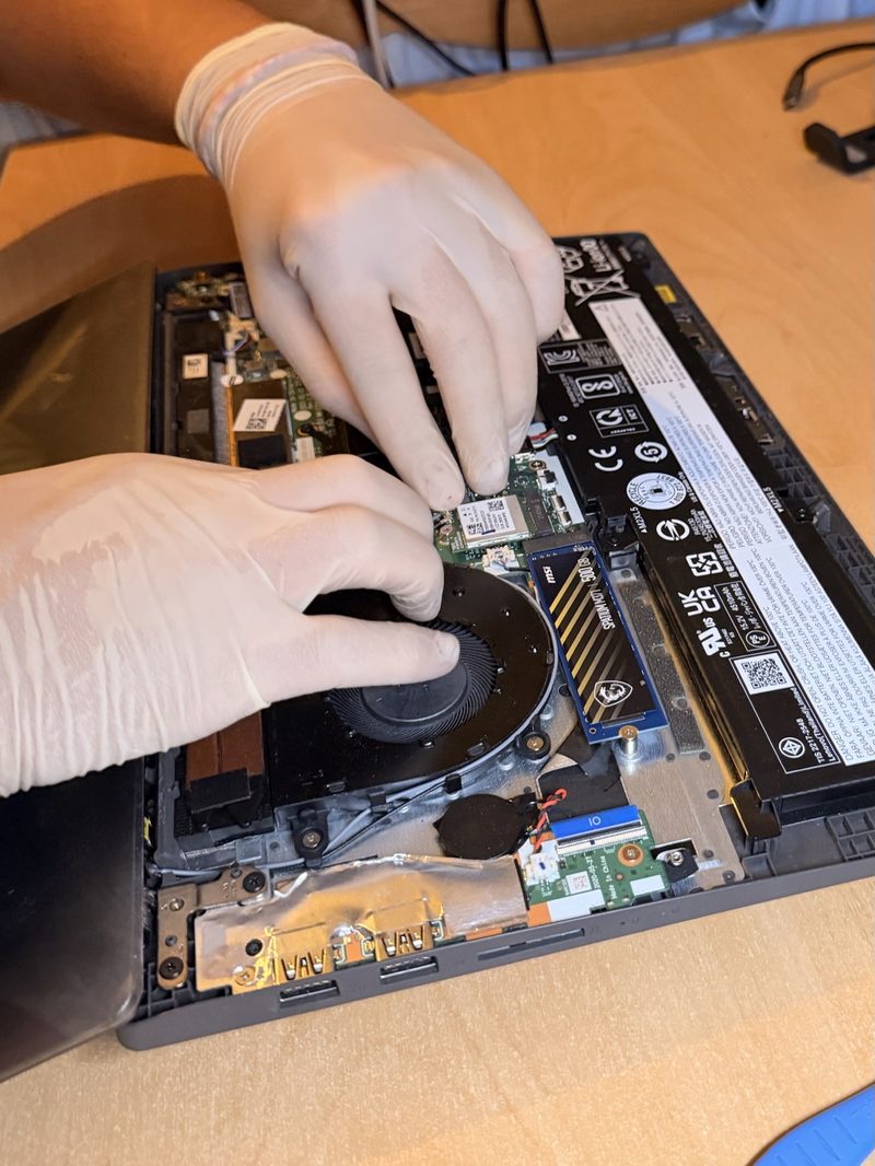 Remplacement du SSD et nettoyage du ventilateur sur un ordinateur portable en réparation
