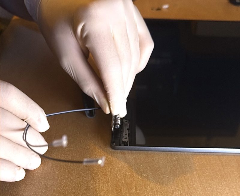 Démontage d'un écran d'ordinateur portable par Tolink, informaticien à Montélimar