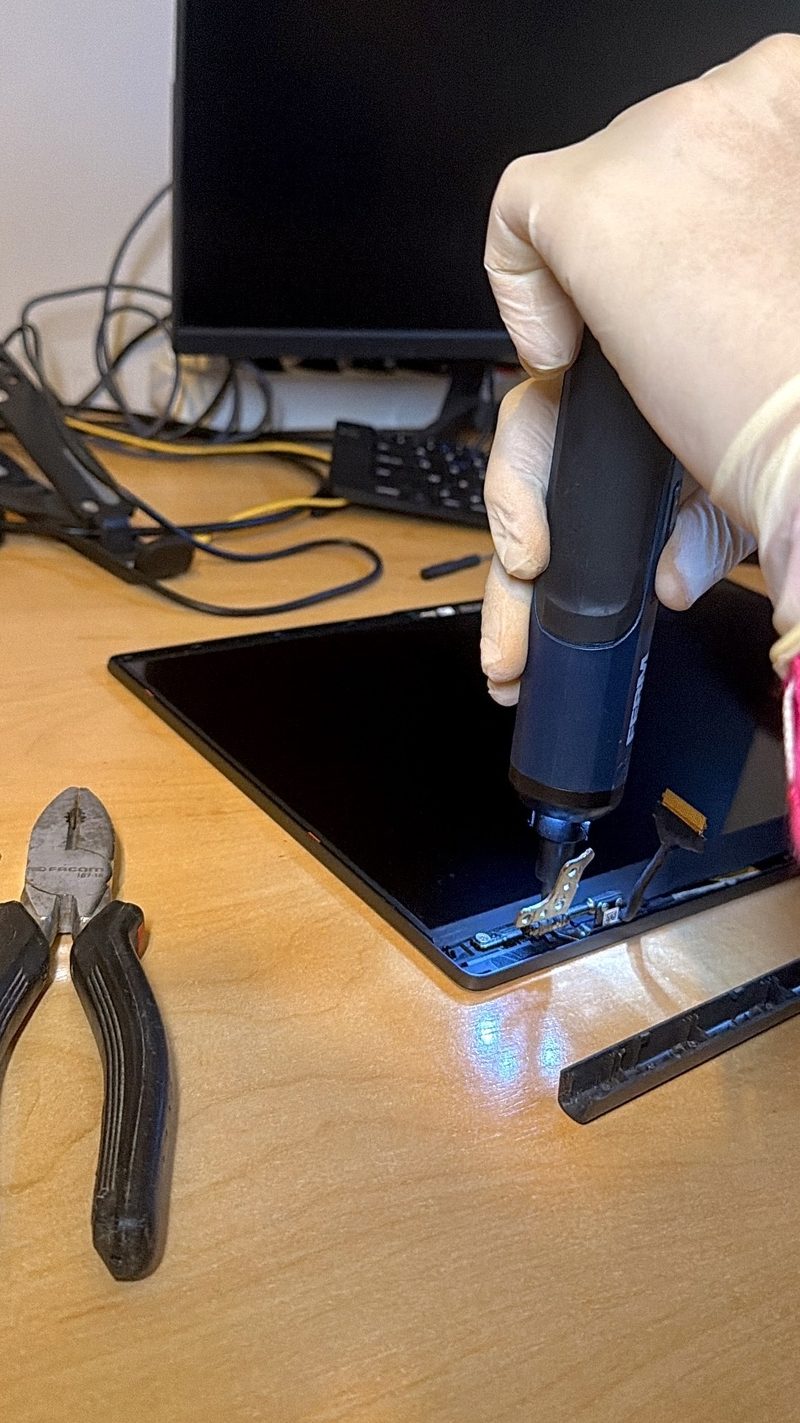 Réparation d'une charnière d'écran d'ordinateur portable à la visseuse